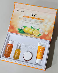 Kit de inicio para el cuidado facial con limpiador facial, tonico radiante, suero y crema.